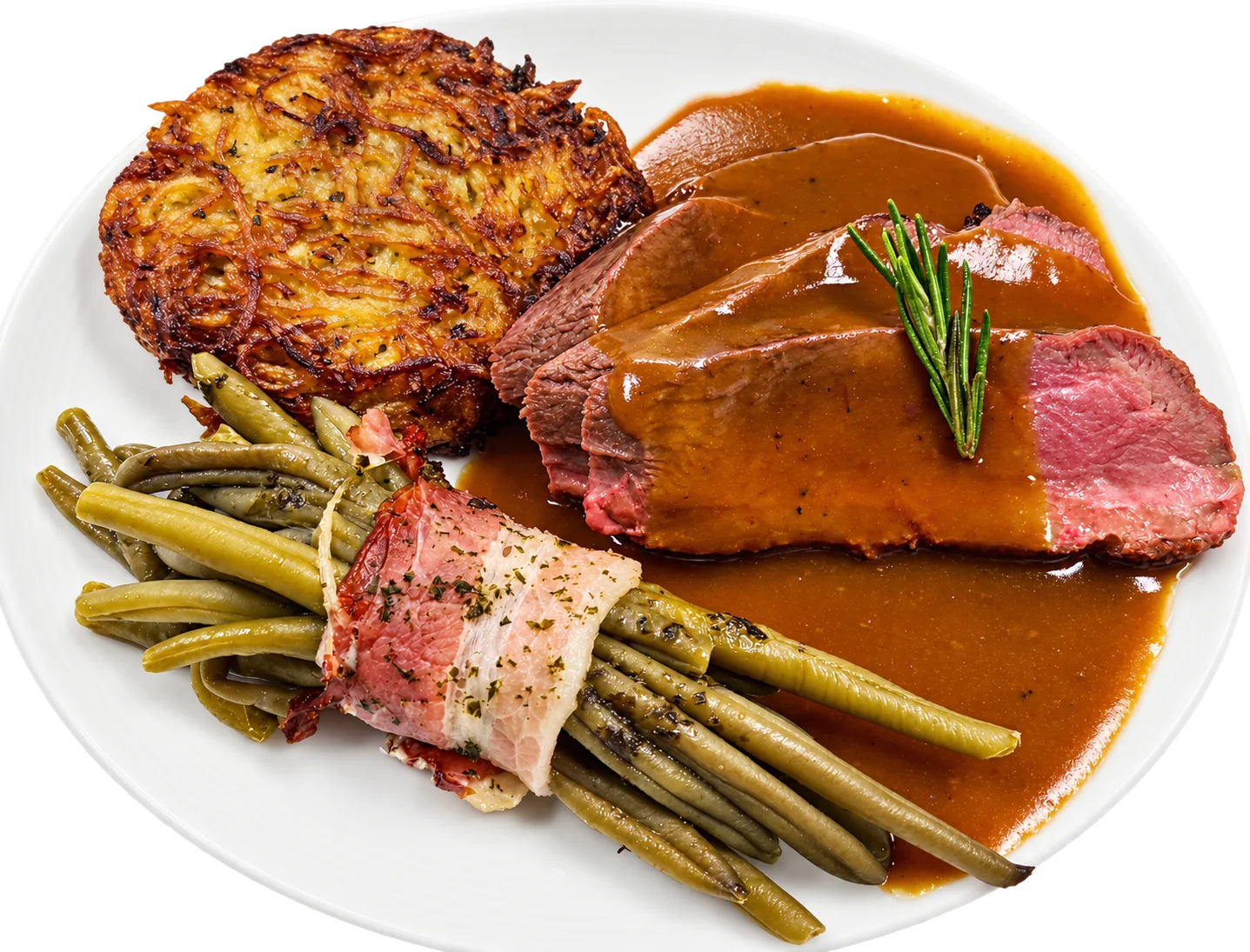 Assiette blanche garnie de tranches de viande rosée nappées de sauce brune et d'une branche de romarin, accompagnées d'un rösti doré et d'un fagot de haricots verts entouré de lard.