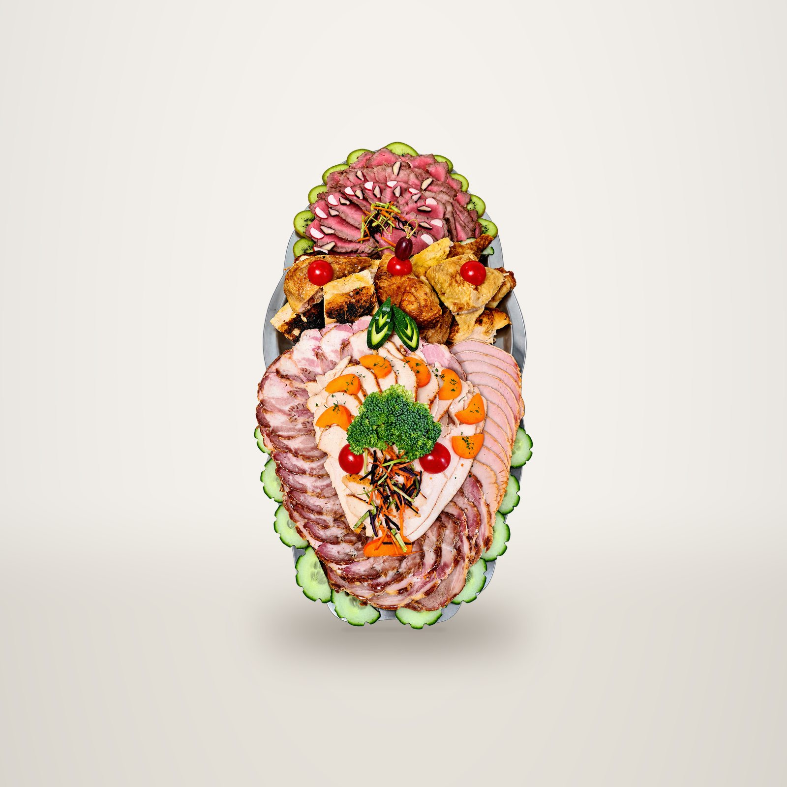 Plateau de viandes froides et de charcuterie garni de légumes frais.
