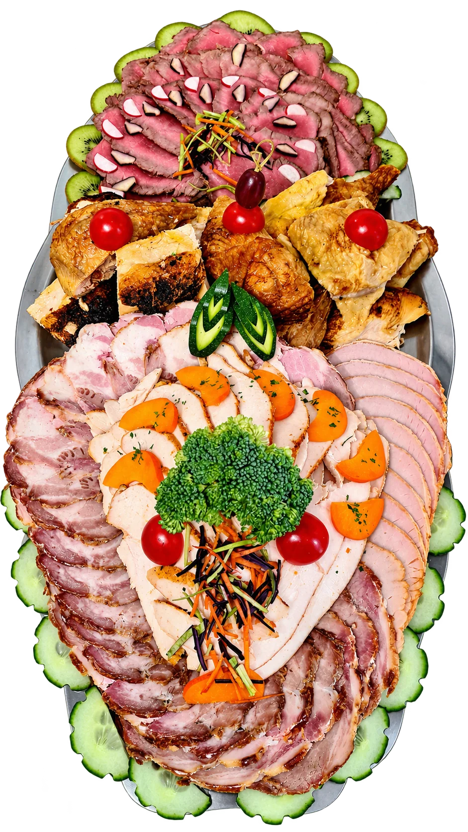 Grand plateau ovale de viandes froides tranchées, rôti de bœuf, volaille et jambon, décoré de brocoli, tomates cerises, concombre et kiwi.